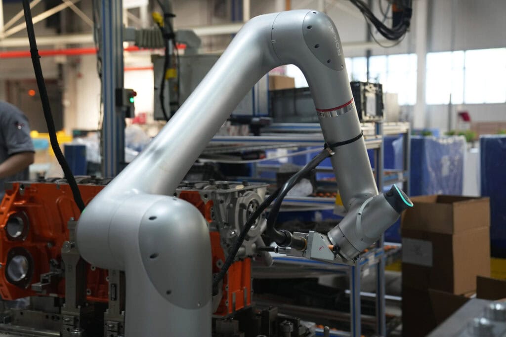 Foton Cummins ứng dụng hơn 100 robot ROKAE trong “nhà máy không đèn” 1 ROKAE