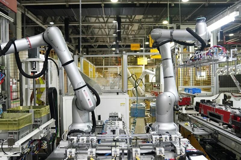 Foton Cummins ứng dụng hơn 100 robot ROKAE trong “nhà máy không đèn” 2 hinh 2 foton cummins ung dung hon 100 robot rokae trong nha may khong den Foton Cummins ứng dụng hơn 100 robot ROKAE trong “nhà máy không đèn”