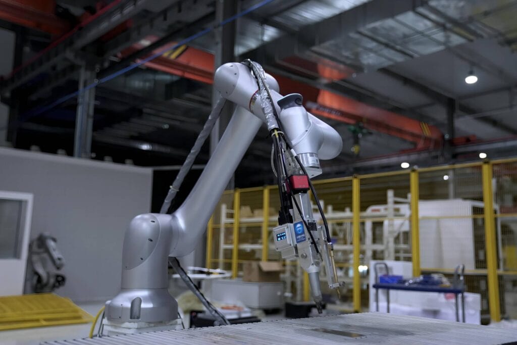 Robot cộng tác là gì? Ứng dụng robot cộng tác trong công nghiệp hiện nay 3 xmatecr12 welding 2 robot cong tac la gi ung dung robot cong tac trong cong nghiep hien nay Robot cộng tác là gì? Ứng dụng robot cộng tác trong công nghiệp hiện nay