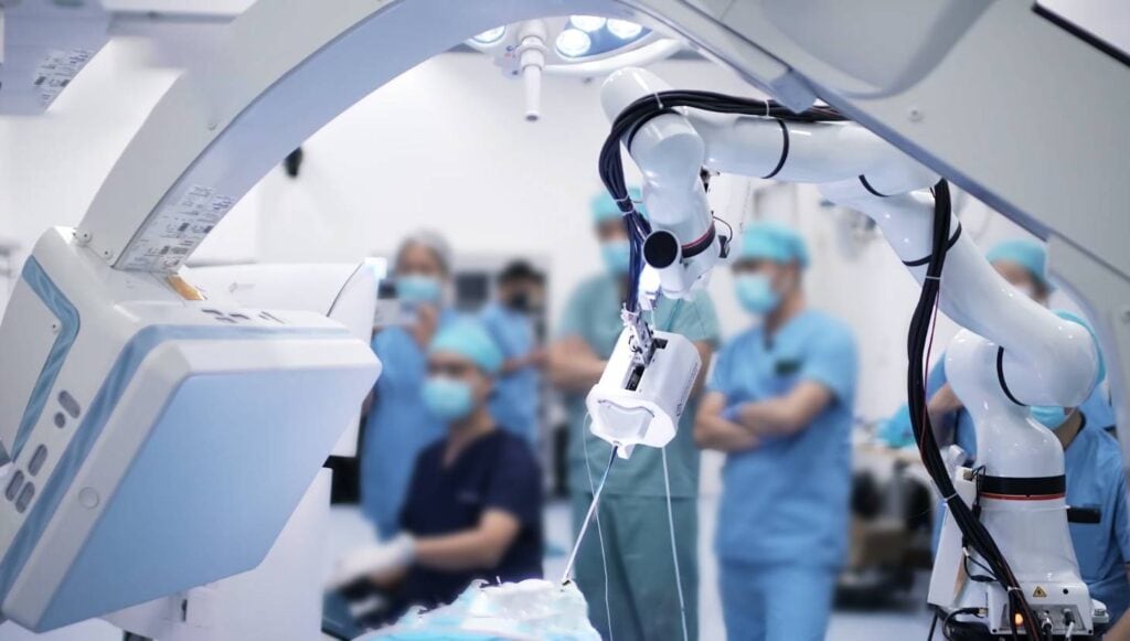Robot cộng tác là gì? Ứng dụng robot cộng tác trong công nghiệp hiện nay 2 xmateer7pro robot assisted surgery robot cong tac la gi ung dung robot cong tac trong cong nghiep hien nay Robot cộng tác là gì? Ứng dụng robot cộng tác trong công nghiệp hiện nay
