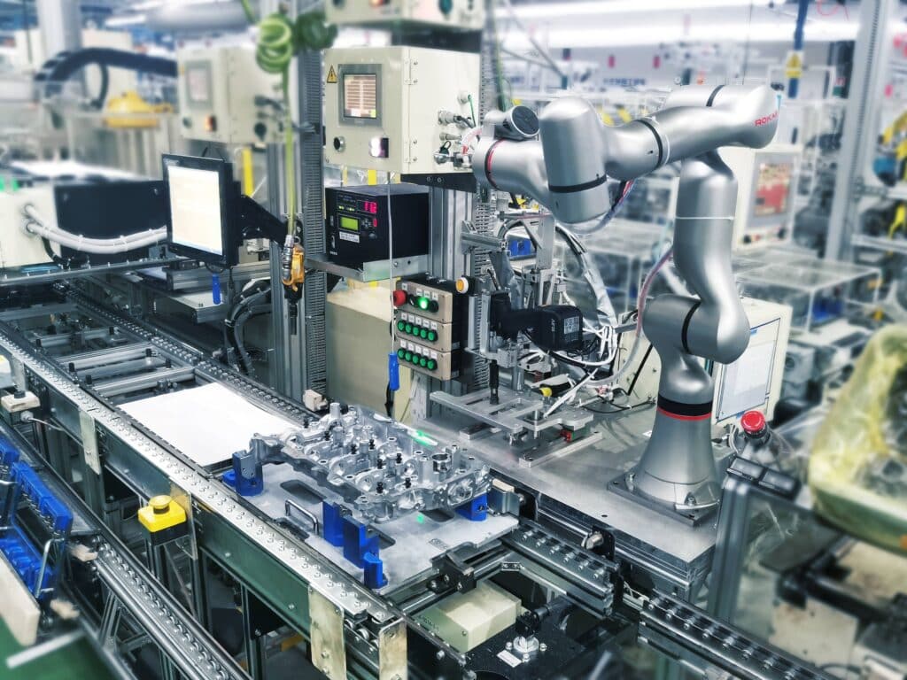 Những ngành đang ứng dụng robot công nghiệp hiệu quả tại Việt Nam 1 xmateer3 cylinder head bolt unscrewing 1 nhung nganh dang ung dung robot cong nghiep hieu qua tai viet nam Những ngành đang ứng dụng robot công nghiệp hiệu quả tại Việt Nam