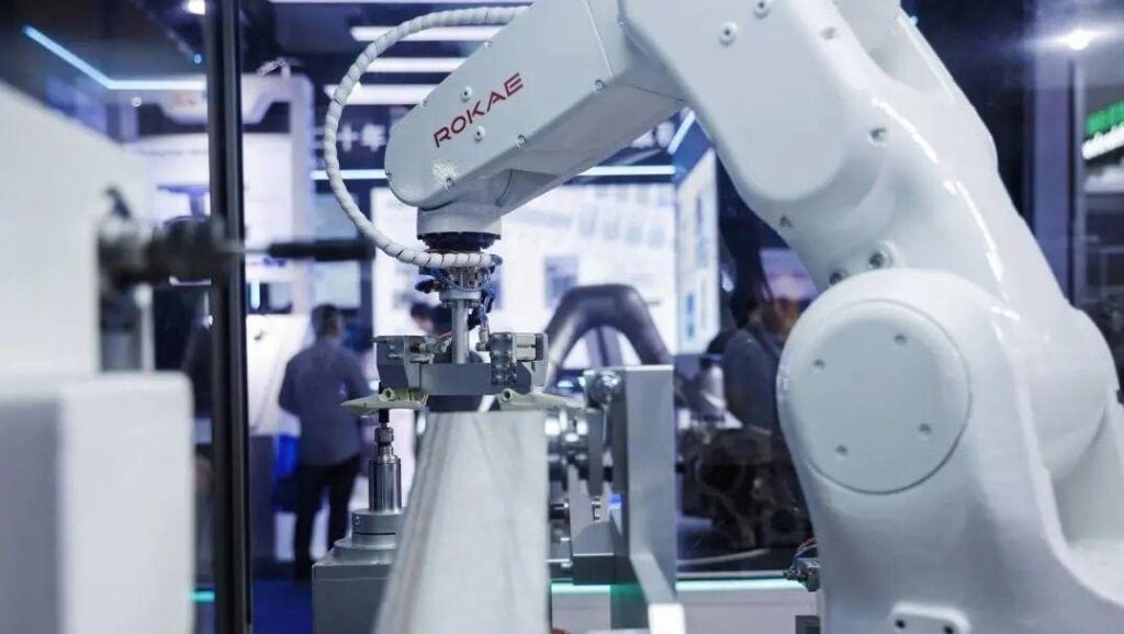 Robot cho dây chuyền tốc độ cao: Tăng năng suất, độ chính xác 2 r2 robot cho day chuyen toc do cao tang nang suat do chinh xac Robot cho dây chuyền tốc độ cao: Tăng năng suất, độ chính xác