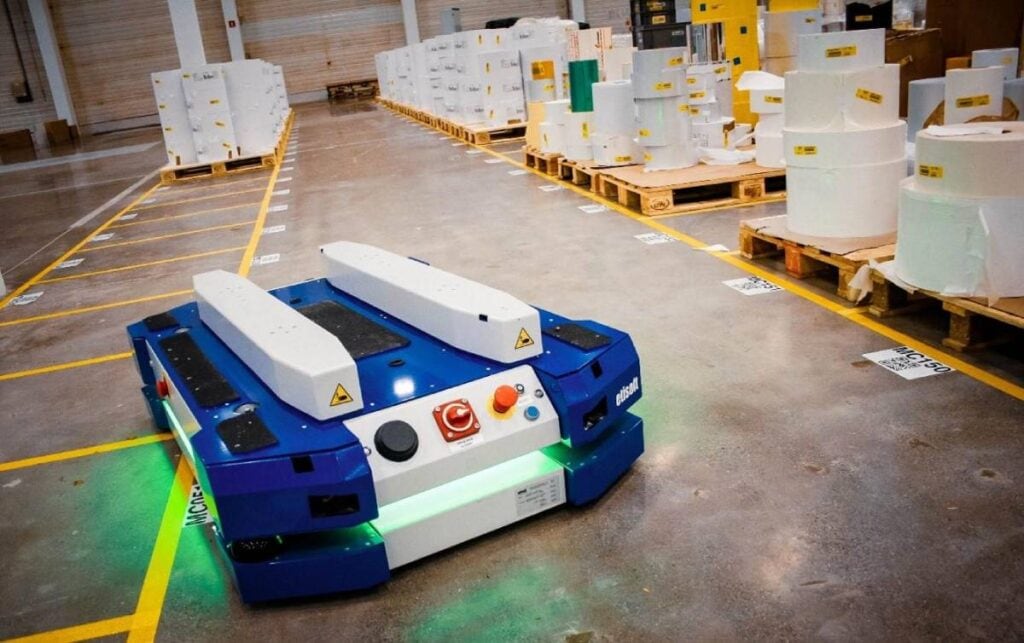 AGV là gì? Ứng dụng Automated Guided Vehicle trong nhà kho 2 agv trong nhà máy